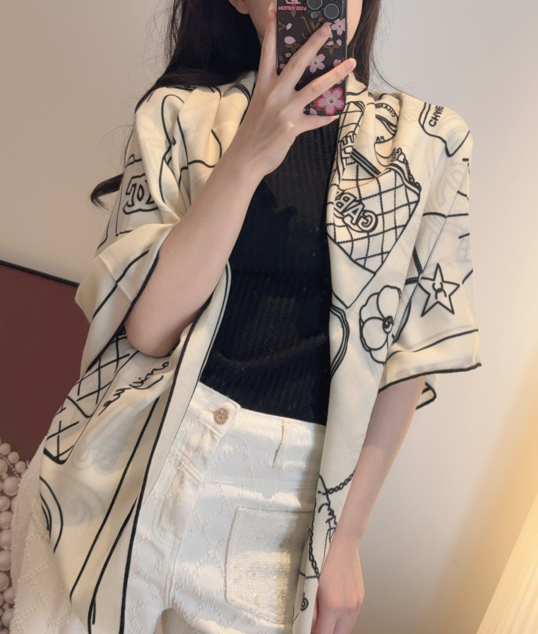 NO:727023,Classic camellia and elegant Coco style, Chanel's latest velvet square scarf ~ elegant to the core, Xiang Nai's new season's fabrics are super high-end, really super soft, silky smooth, strong toughness and not easy to be snagged!  This year’s new series~ I’m really impressed by the design. Chanel’s silk scarf is definitely a representative of elegance. A fragrant silk scarf will give you the best match!  !  A must!  The upper body effect is simply elegant and very flexible. It has layers of elegant texture. Layers upon layers create a striking but unobtrusive look of a gorgeous lady. The powder must come in the size of 140*140cm. The upper body effect is really beautiful (it will look even better when paired with clothing, shoes and bags)!  The real thing is definitely more beautiful!  Classic black and white high version scarf, high version scarf, chanel, chanel19860909经典茶花优雅Coco风,Chanel最新丝绒大方巾~气质到骨子里,香奶奶新一季的面料超高级,真心超级柔软,丝丝顺滑,韧性很强 不容易被轻易勾丝！今年新出的系列~真的被这样的设计美到,香奈儿家的丝巾绝对是优雅的代表,一条小香的丝巾,给你最好的搭配！！ 必入！上身效果简直优雅气质到不行,非常灵动.层次优雅质感.层层叠叠出醒目而不张扬的华丽名媛感,香粉必入 140*140cm 的尺寸,上身效果真的不用多说的美(搭配服饰鞋包更有感觉)！实物绝对更美！经典黑白色高版本围巾,高版本围巾,chanel,chanel,scarf