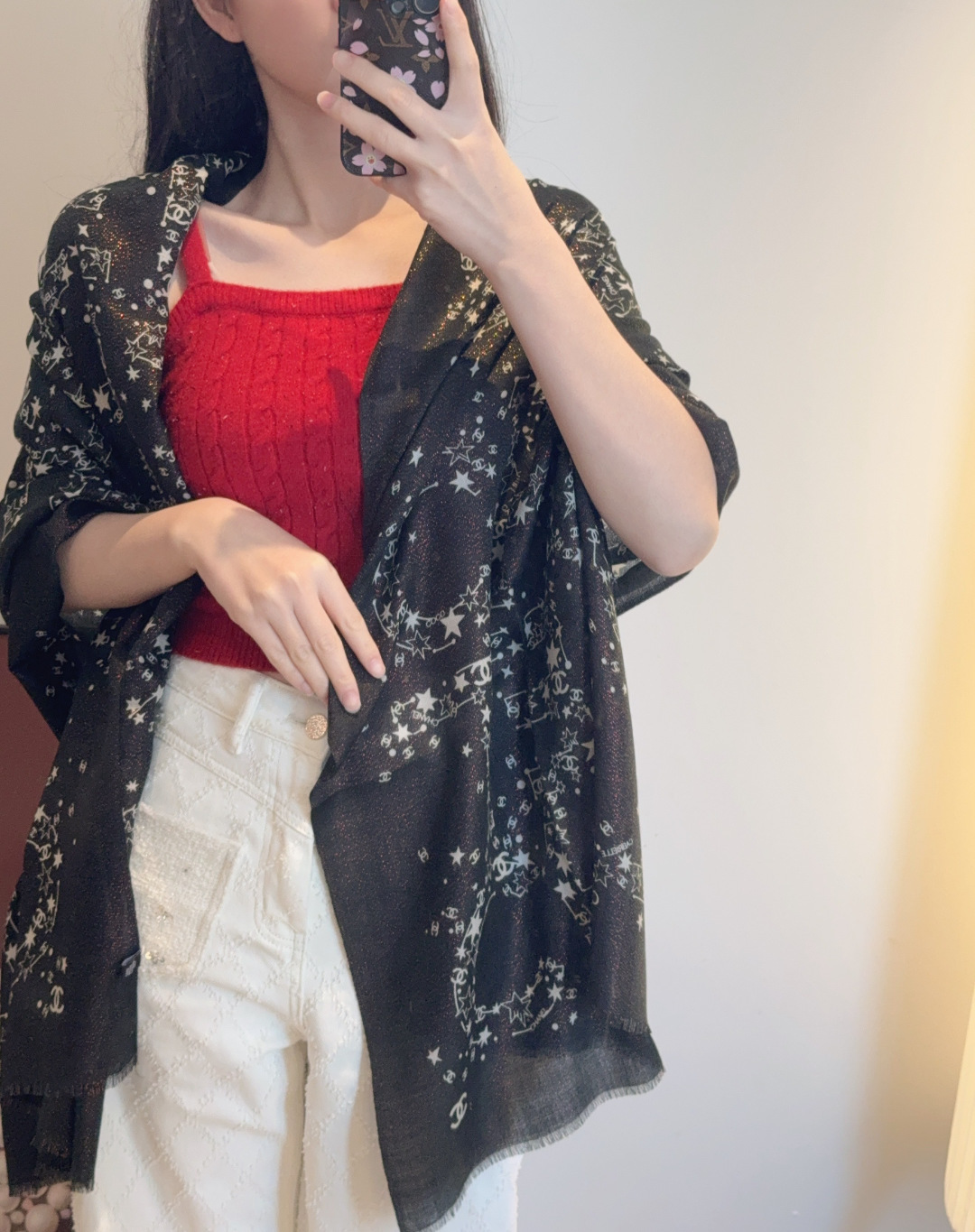 NO:727054,New scarf that will shine. New customer-supplied silver thread cashmere fabric long scarf. So beautiful [crying] [Xiaoxiang Silver Thread Icon], the royal palace-level top-notch new counter is on sale. The unique design style of pure cashmere sequins plus the rich Xiangjia's characteristic splicing pattern print of this season. It is extremely beautiful. Really. The upper body is extremely luxurious and high-end. Rare ~ little expensive ~ you can decide whether it looks good or not. Size 105x200cm  Large long scarf, top quality pure cashmere high version scarf, high version scarf, chanel19860909上新 会发光发亮的围巾 新款客供银线羊绒面料长巾 美翻了[流泪]【小香银线图标】,御用殿堂级极品新款专柜在售 纯羊绒亮片独特设计风格加上富有香家本季特色拼接图案印花 美丽至极 真的 上身极为奢华上档次 稀有～小贵～好看不好看自己看吧 尺寸105x200cm 大长巾,顶级纯羊绒高版本围巾,高版本围巾,chanel,scarf