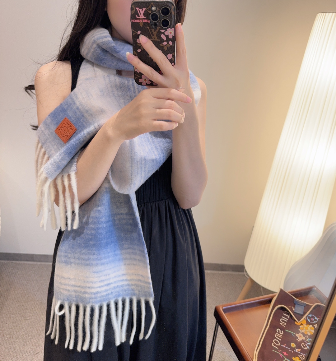 NO:726962,Luo Yiwei's super beautiful new mohair gradient scarf!  Highly recommended to buy!  】Good quality goods!  The main mohair scarf ~ it is said that it is very difficult to buy!  !  I typed it many times!  Finally shipped, closest to the original version, no pressure in and out of the counter, the workmanship is very exquisite and substantial, and our price is really worth it!  The biggest feeling of this scarf is that it is super soft and comfortable, and has a very airy and fluffy feel!  !  !  The texture unique to mohair’s special craftsmanship is really beautiful!  The quantity is limited, and there is no guarantee that it will be available at any time. As long as the economy allows, you can take whatever you want!  !  Crazy but not picky, crazy temperament!  Whoever surrounds you has temperament!  !  I really hope you don’t miss this style. 40*185225g50 mohair 48 wool 2 nylon high version scarf, high version scarf, loewe19860909罗意威超美新款马海毛渐变围巾！超级推荐入手！】质感好货！主打的马海毛围巾~据说超难买哦！！打了好多次版！终于出货 最接近原版 进出专柜无压力做工非常精致,很有分量,我们的价格真的超级值！这个围巾最大的感触就是:超级柔软舒服,并且很有空气蓬松感！！！马海毛特殊工艺特有的质感真的太美了！数量有限,不保证随时有货~只要经济允许,任意收！！狂不挑人,狂气质！谁围谁有气质！！真的希望大家不要错过这样的款式. 40*185225g50马海毛 48羊毛2锦纶高版本围巾,高版本围巾,loewe,scarf