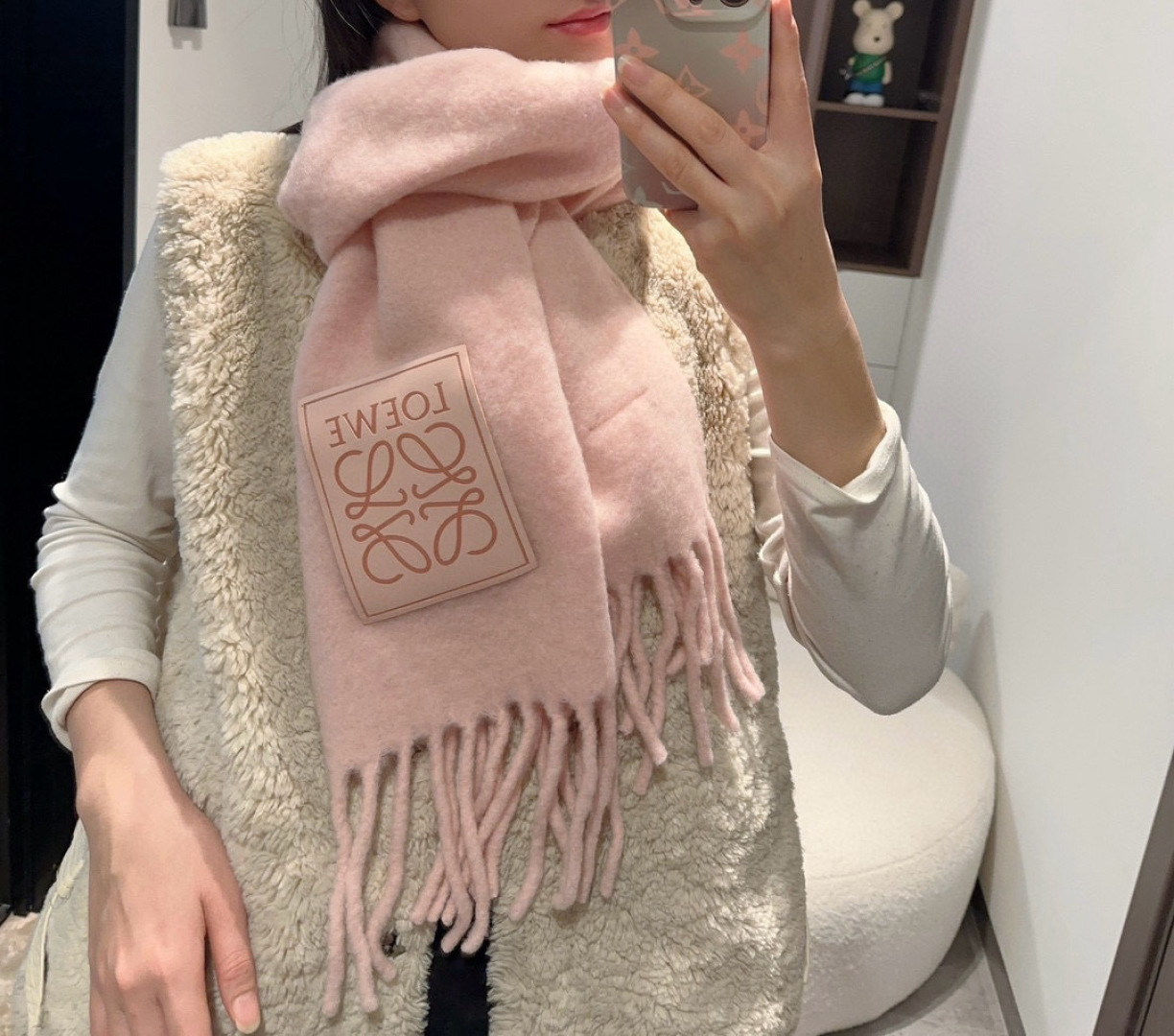 NO:727014,[Same as Little Red Book] Loewe's new colorful mohair scarf Stockholm's warm colors, I fell in love with it at first sight, super good-looking, dreamy color scheme Loewe's scarves always surprise people, blended into the Nordic warm color splicing, super  Versatile, immersed in the color cards of various colors, you can bury your head in the colorful scarf in winter, super warm wool + mohair, it is real mohair, with tassels on both ends, the fabric is super comfortable. Size 35x200cm, cow leather  logo embossed patch high version scarf,high version scarf,loewe,loewe,cowhide19860909【小红书同款】Loewe罗意威新品彩色马海毛围巾斯德哥尔摩的温暖色彩,第一眼便爱上,超高颜值,梦幻配色Loewe的围巾总是让人惊喜,融入北欧暖色系拼接,超级百搭,沉浸在各种色彩的色卡里,冬天里可以把头埋在色彩斑澜的围巾里,超级暖和羊毛+马海毛,是真的马海毛哦两端带有流苏,面料超级舒适.35x200cm尺寸,牛皮革 logo压纹贴片高版本围巾,高版本围巾,loewe,loewe,cowhide,scarf