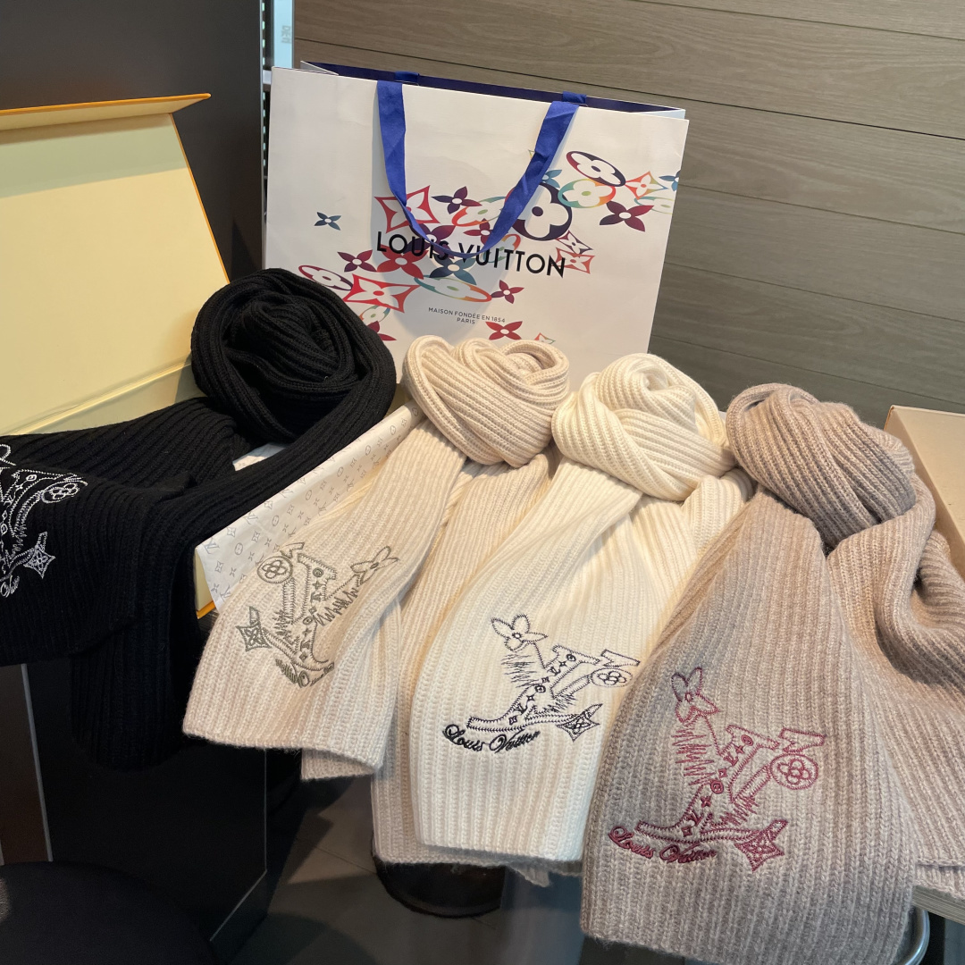 NO:727004,Hot new LV couple's exclusive goods. Luxury is all in the size. High-end quality and super high cashmere quality will be favored by this brand. This quality is a very rare knitted scarf on the market. It is really a super high-end product. Only such a big brand can have it. Every color is loved and every color is reserved. Selling one less good product. Imported knitted cashmere size * 30 high version scarf, high version scarf, louis vuitton19860909爆款上新 情侣款LV 独家牛货 奢华尽在尺寸之间,高端品质具有超高羊绒品质才会被此品牌青睐这种精品是市场上及其少见的围巾针织,真是超级高端货只有这种大品牌才会拥有每色都是大爱每色都留.卖一条少一条的好货 进口针织羊绒 尺寸*30高版本围巾,高版本围巾,louis vuitton,scarf