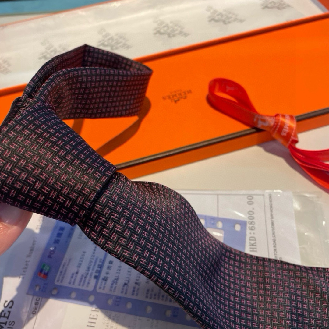 👨‍⚖👨‍✈男士新款领带系列👔👔，稀有H家每年都有一千条不同印花的领带面世，从最初的多以几何图案表现骑术