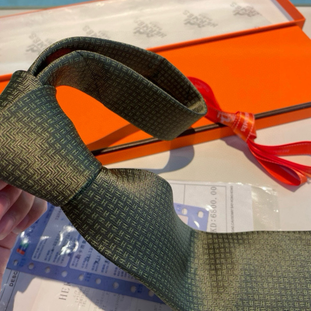 👨‍⚖👨‍✈男士新款领带系列👔👔，稀有H家每年都有一千条不同印花的领带面世，从最初的多以几何图案表现骑术