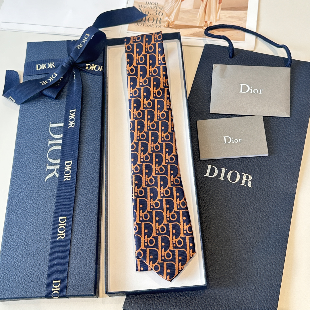 特👏👏Dior家款新领带 👔👔Dior男士CD提领花带 稀有😻😻展现精湛工手与时尚优雅理的想选择，这采款