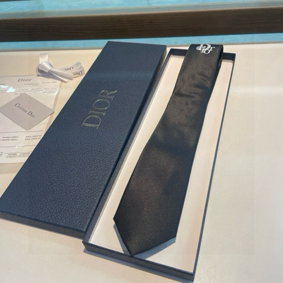 爆款到👏👏Do家新款领带 👔👔Dior男士【D家LOGO系列领带】，稀有😻😻展现精湛手工与时尚优雅的理想