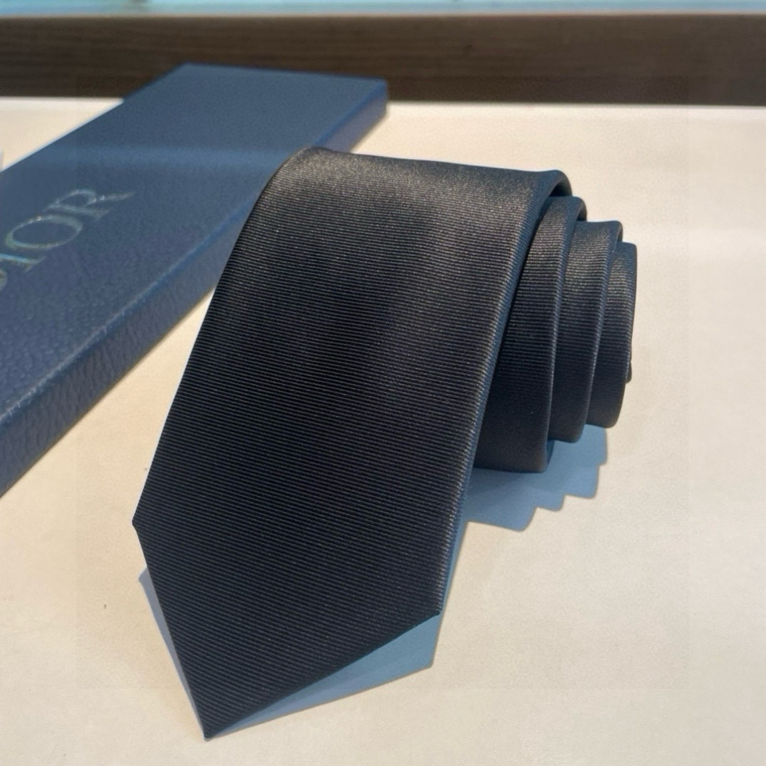 爆款到👏👏Do家新款领带 👔👔Dior男士【D家LOGO系列领带】，稀有😻😻展现精湛手工与时尚优雅的理想