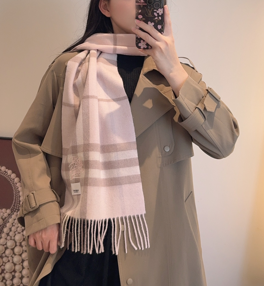 NO:727022,Home B.【Men's and women's scarves】rarely praise and keep for yourself, a rare high-end men's style!  Family benefits!  Burberry's very authentic men's scarf ~ I love the fabric, it is very soft, delicate and comfortable, with slight water ripples!  The atmosphere is simple and the color is super good-looking. It is a style that any boy will like. The small logo is very exquisite and the texture is not ostentatious. The bulk goods have been shipped a few months ago. The last order is a bit of a bonus for everyone. The size is 30*. It is suitable for formal wear or casual wear. It can be folded in half or hung in a circle. It is a gentleman's style and has a warm demeanor!  high version scarf,high version scarf,burberry19860909B家.【男女围巾】怒赞自留,难得的高端男款！家属福利！巴宝莉非常正的男士围巾~面料大爱,非常柔软细腻舒服,轻度水波纹！大气简约,超级好看的男神配色,任何男生都会喜欢的款吧,小小Logo非常精致的点缀,有质感不张扬~大货几个月前已装船发走~尾单余一丢丢福利大家~规格30*搭配正装或者搭配休闲装都很合适~对折挂围或者绕圈围都完全可以,绅士有型~有温度的风度！高版本围巾,高版本围巾,burberry,scarf