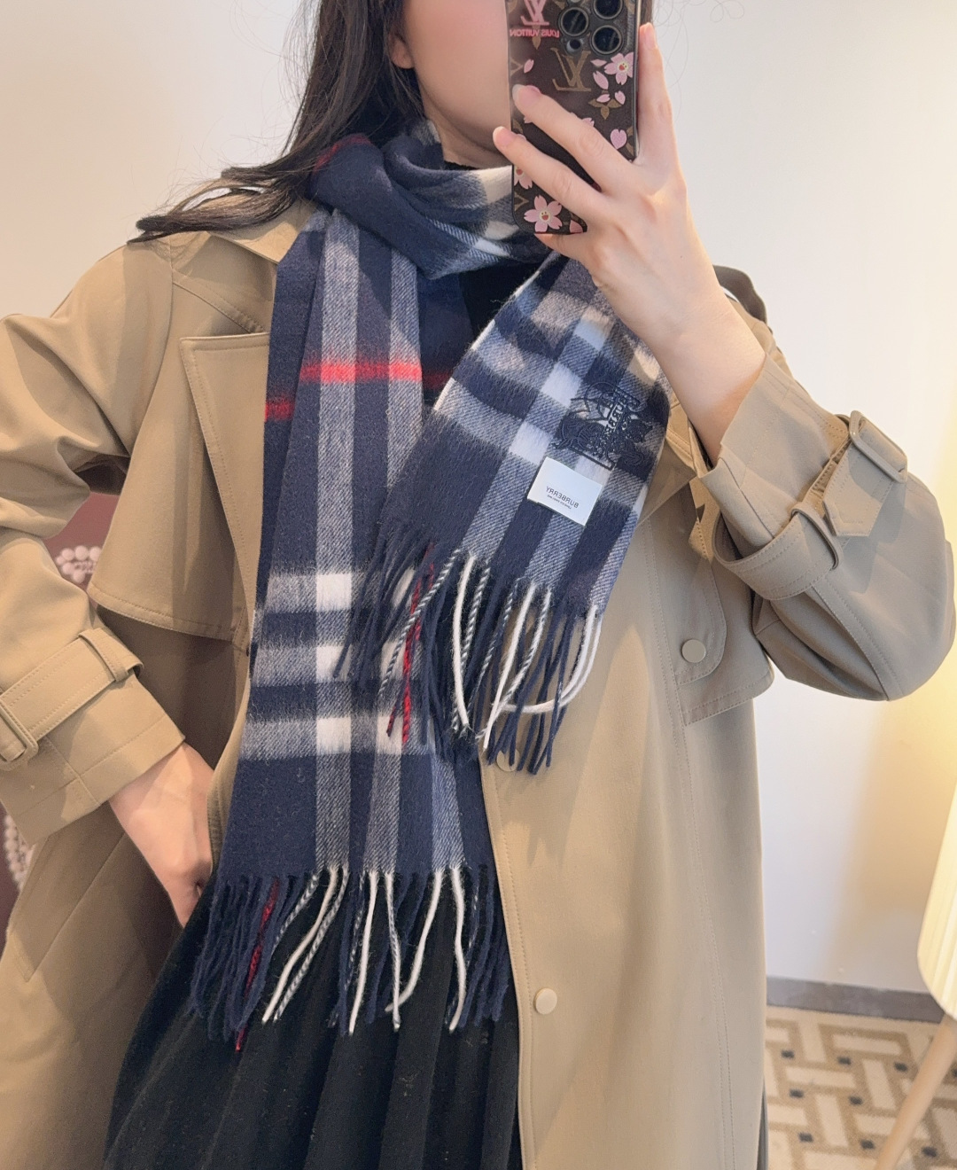 NO:727032,Home B.【Men's and women's scarves】rarely praise and keep for yourself, a rare high-end men's style!  Family benefits!  Burberry's very authentic men's scarf ~ I love the fabric, it is very soft, delicate and comfortable, with slight water ripples!  The atmosphere is simple and the color is super good-looking. It is a style that any boy will like. The small logo is very exquisite and the texture is not ostentatious. The bulk goods have been shipped a few months ago. The last order is a bit of a bonus for everyone. The size is 30*. It is suitable for formal wear or casual wear. It can be folded in half or hung in a circle. It is a gentleman's style and has a warm demeanor!  high version scarf,high version scarf,burberry19860909B家.【男女围巾】怒赞自留,难得的高端男款！家属福利！巴宝莉非常正的男士围巾~面料大爱,非常柔软细腻舒服,轻度水波纹！大气简约,超级好看的男神配色,任何男生都会喜欢的款吧,小小Logo非常精致的点缀,有质感不张扬~大货几个月前已装船发走~尾单余一丢丢福利大家~规格30*搭配正装或者搭配休闲装都很合适~对折挂围或者绕圈围都完全可以,绅士有型~有温度的风度！高版本围巾,高版本围巾,burberry,scarf
