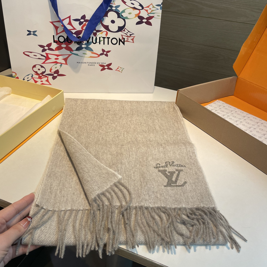 NO:727043,【Family benefits are coming!  !  Lv high-end heavyweight men's scarf!  】An angry recommendation, excited~!  !  Be sure to get started quickly, synchronized counters, the most high-end men's models ~ difficult to craft, super soft and waxy gradient effect cashmere scarf!  Our price is really unbeatable!  Price feedback from my mother ~ I love the fabric, the double-sided cashmere yarn is really clear and clean, and the velvet feel in your hand is really super comfortable!  Very soft, the upper body effect is unparalleled and beautiful. Medium thickness, very close to the neck~ Size specification 30*185cm high version scarf, high version scarf, louis vuitton19860909【家属福利来了！！Lv 高端重磅男士围巾！】怒赞推荐,激动~！！下手绝对要快,同步专柜,最高端的男士款~工艺难度大,超级无敌软糯 渐变效果羊绒围巾！我们这个价格真的无敌超值！亲妈价格回馈~面料大爱,双面的羊绒纱线真的清晰干净,握在手里绒感真的超级无敌舒服！非常柔软,上身效果无敌好看 中等厚度,非常亲脖子的一款~ 尺寸规格30*185cm高版本围巾,高版本围巾,louis vuitton,scarf