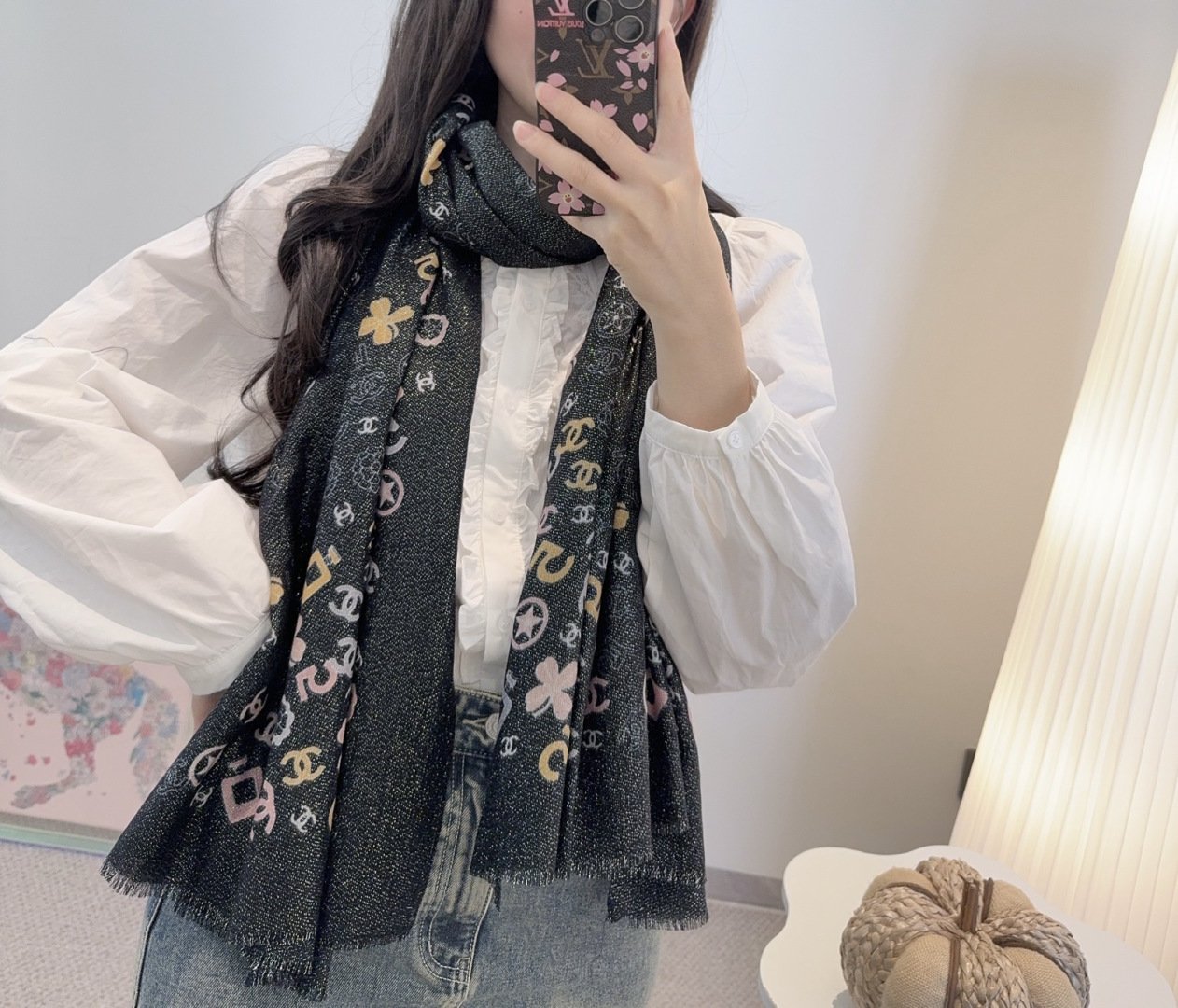 NO:727195,New, super stylish!  !  !  The huge, huge and beautiful sparkling goddess] Who knows this kind of autumn and winter beauty?  !  !  !  This little fragrant shawl is also one of my favorites. I fell in love with it as soon as I tried it on!  !  !  300-count ring velvet is inlaid with imported soft metal wire, so that the fabric is light and soft, slightly shiny, and as bright as the stars. It is really beautiful under the light and shadow!  !  !  Wait for the dynamic video to experience it again, it’s absolutely amazing!  The design is so high-quality that I can only say that it is very durable!  The texture, texture and design are amazing. It super brightens the skin tone and makes people look white and tender. The arms, face and neck seem to have soft light filters, which is very refreshing!  !  !  Size 100*200cm high version scarf, high version scarf, ring, shawls19860909上新 超级有腔调！！！巨巨巨巨美的闪光女神】谁懂这种秋冬调性的美啊？！！！这款小香披肩也是我疯狂喜欢的一款,一试完就爱惨！！！300支戒指绒镶嵌进口柔软金属丝,从而达到面料轻盈柔软,闪闪微亮,璀璨似星河,在光影下真的太美了！！！等下动态视频再感受下,简直绝了！设计太有水准只能说,非常耐品！质感质地和设计都狂心水,超级提亮肤色,能把人都衬得白白嫩嫩,胳膊啊、脸和脖子都好像加了柔光滤镜一样,非常精神提气！！！尺寸100*200cm高版本围巾,高版本围巾,ring,shawls,scarf