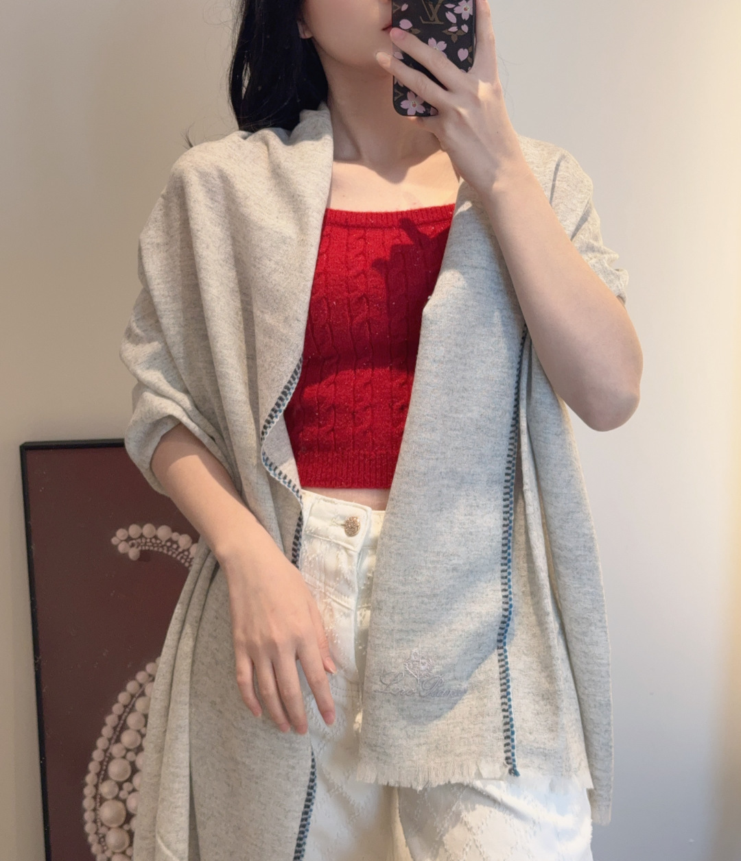 NO:727086,New arrival 2025  Lp men's and women's scarves are bought and treasured~ They are all export orders, so it is rare to find something that is small but refined and beautiful. Be sure to buy this women's scarf. The style is very feminine and charming. It is a very classic design among men's and women's models. The classic large-area fabric is made of cashmere supplied by customers. It is very fine and soft, very beautiful. The upper body effect  It is invincible and beautiful. It has a simple and elegant color scheme. It is a style that any boy or girl will like. The small logo is very exquisite and has a texture that is not ostentatious. It is suitable for formal wear or casual wear. It can be folded in half or hung in a circle. It is stylish for a gentleman and has a warm demeanor. Material cashmere, size 70x200  high version scarf,high version scarf,loro piana19860909上新2025 Lp男女款围巾且买且珍惜~都是出口订单所以比较难遇东西讲究少而精好看的一定要收这款女士围巾,款式很有女性魅力是男女款里非常Classical的设计,经典大方面料采用的是客供的羊绒细腻柔软度都非常的好,非常漂亮.上身效果无敌好看大气简约,超级好看的配色,任何男生女生都会喜欢的款吧小小Logo非常精致的点缀有质感不张扬~~搭配正装或者搭配休闲装都很合适~对折挂围或者绕圈围都完全可以,绅士有型~有温度的风度.材质羊绒,尺寸70x200 高版本围巾,高版本围巾,loro piana,scarf