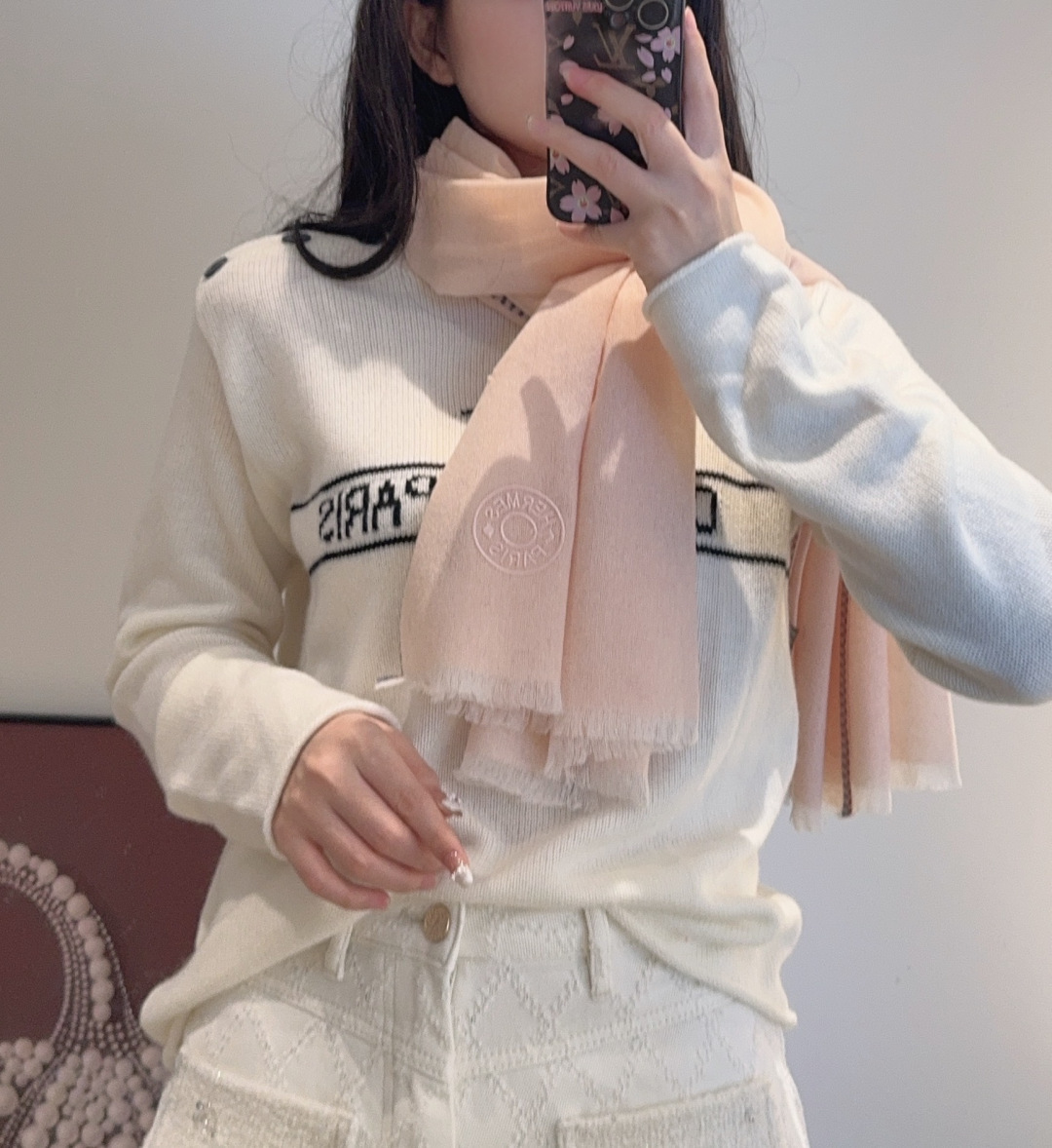NO:727095,The new 2025 Hermès men's and women's scarves are available, buy them and cherish them~ They are all export orders, so it is rare to find something that is small but refined and beautiful. Be sure to buy this H family women's scarf. The style is very feminine and it is a very classic design for men and women. The classic large-area fabric is made of cashmere supplied by customers. It is very fine and soft, and very beautiful.  Bright. The upper body effect is unparalleled, beautiful and simple, with a super nice color scheme. Any boy or girl will like it. The small logo is very delicate and textured without being ostentatious. It is suitable for formal wear or casual wear. It can be folded in half or hung in a circle. It is stylish for a gentleman and has a warm demeanor. Material cashmere, size 70x200  high version scarf,high version scarf,hermes19860909上新2025爱马仕男女款围巾且买且珍惜~都是出口订单所以比较难遇东西讲究少而精好看的一定要收这款H家女士围巾,款式很有女性魅力是男女款里非常Classical的设计,经典大方面料采用的是客供的羊绒细腻柔软度都非常的好,非常漂亮.上身效果无敌好看大气简约,超级好看的配色,任何男生女生都会喜欢的款吧小小Logo非常精致的点缀有质感不张扬~~搭配正装或者搭配休闲装都很合适~对折挂围或者绕圈围都完全可以,绅士有型~有温度的风度.材质羊绒,尺寸70x200 高版本围巾,高版本围巾,hermes,scarf