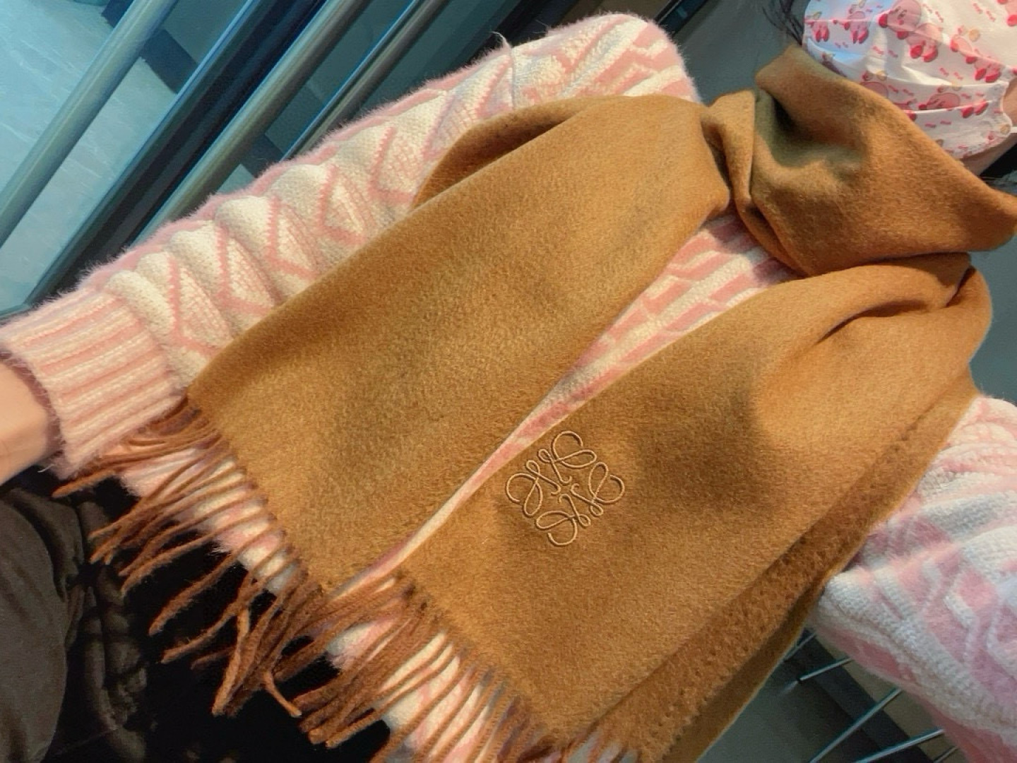 NO:727105,【Loewe ·  Loewe's rare and gentle color matching, low-key yet elegant] Highly recommend the double-sided color matching, a scarf with two styles, high-end, comfortable and fashionable temperament, a niche name, but full of big-name style, super Amway loewe this soft color that touches the heart  Beautiful scarf, extremely simple color with eye-catching color-changing logo, the finishing touch without losing the beauty, the pursuit of successful people, the color is absolute, a bit unique and fairy-like, the absolute choice for couples, the color is elegant, not enchanting, specification 35  x cm160g high version scarf, high version scarf, loewe, loewe19860909【Loewe · 罗意威难得一见的温柔配色,低调又不失优雅】重点推荐双面配色,一条围巾两种风格搭配,高级舒适时髦气质,名小众,却大牌范十足,超级安利loewe这款触动内心的柔美围巾,极其简单的颜色搭配抢眼的变色logo,点睛之笔确又不失美感,成功人士的追求,色彩绝对,有点独有的仙气,绝对的情侣款不二之选,颜色淡雅,不妖娆规格35 x cm160克高版本围巾,高版本围巾,loewe,loewe,scarf