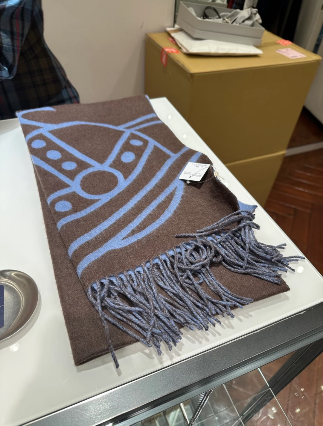 NO:727225,Original quality!  The British punk godmother 'Vivienne Westwood' loves Saturn. Spiritually, Vivenne Westwood is the fashion brand that best represents the British. A product that is strongly recommended this season is the large 'Saturn' Logo jacquard. The meaning of Saturn is also consistent with the design concept of the Queen Mother. The fabric uses the most tensile wool, size 200*50, double-sided design, soft to the touch and not irritating, super popular hot style!  high version scarf,high version scarf19860909原单品质！英国朋克教母 “西太后Vivienne Westwood”最爱的土星 从精神上,Vivenne Westwood才是最能代表英国人的时尚品牌.本季强推的一款产品.大“土星”Logo提花,土星的意义也是和西太后的设计理念是一致的.面料采用了最具张力羊毛,尺寸200*50,双面设计,手感柔软不扎手,超级受追捧的爆款！高版本围巾,高版本围巾,scarf