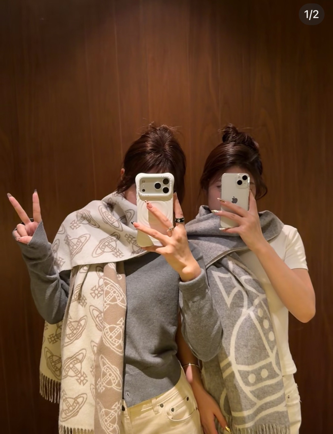 NO:727122,Vivienne Westwood Saturn scarf, made of wool blended material, is soft and warm, a must-have for autumn and winter! Classic Saturn jacquard + tassel design, full of British style, highly recognizable. Double-sided, camel gray and off-white color, versatile and easy to wear whether commuting or traveling, practical and fashionable, it is the finishing touch of autumn and winter. Size: 185/65 high version scarf, high version scarf19860909VivienneWestwood土星围巾,采用羊毛混纺材质,柔软又保暖,秋冬必备!经典土星提花+流苏设计,英伦风满满,辨识度超高.双面可用,驼灰和米白配色,百搭不挑衣服,无论通勤还是旅行都能轻松驾驭,实用又时髦,是秋冬穿搭的点睛之选 尺寸:185/65高版本围巾,高版本围巾,scarf