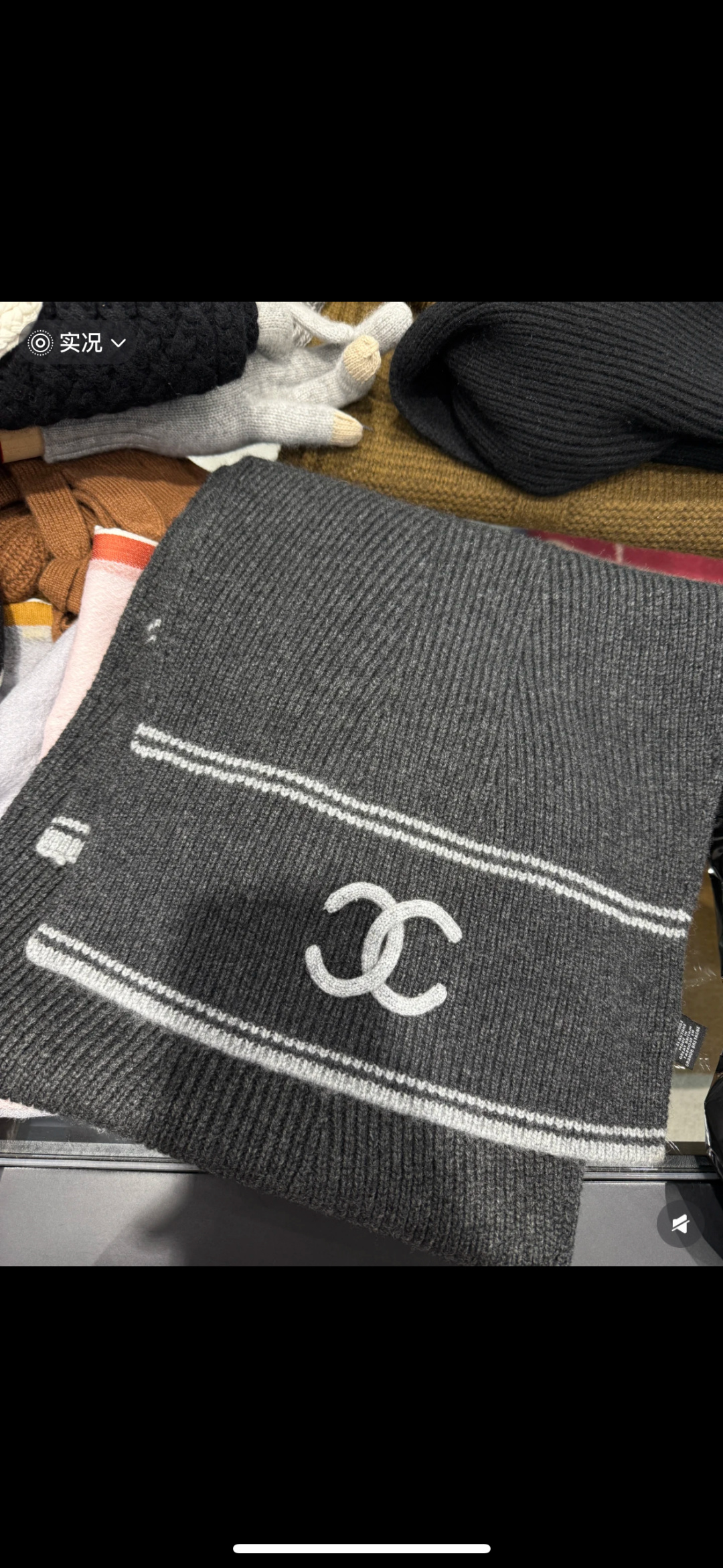 NO:727128,Chanel Chanel counter's new model [Xiaoxiang embossed double C scarf] is so beautiful [crying] Royal palace level best, the new counter is selling imported pure cashmere fashionable embroidered knitted wool scarf and shawl, extremely beautiful, really the upper body is very flattering to the skin tone, versatile, you can decide whether it looks good or not, scarf size 30cm, selected pure cashmere high version scarf, high version scarf, chanel, chanel, shawls19860909Chanel 香奈儿专柜新款【小香浮雕双C围巾】美翻了[流泪]御用殿堂级极品,新款专柜在售 进口纯羊绒时尚绣花针织毛线围巾披肩,美丽至极 真的 上身极为衬肤色 百搭 好看不好看自己看吧 ,围巾尺寸30cm,精选纯羊绒高版本围巾,高版本围巾,chanel,chanel,shawls,scarf