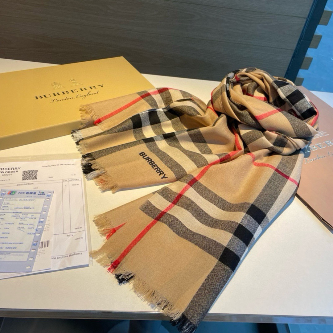 😘😘【徽标格纹】羊绒长巾⚜️bur殿堂级御用推荐❗️出口英国的订单！最新经典混纺系列。来的太是时候了❗️非常适合春秋及空
