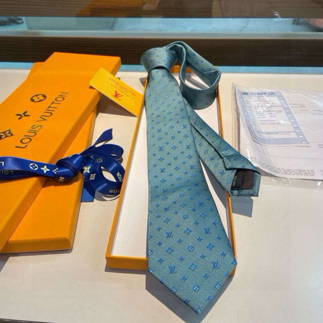 👏👏专柜同歩👔👔精致的小Logo提花，低调奢华大气的配色，这款领带将Lv标志性的Damier图案以同色调