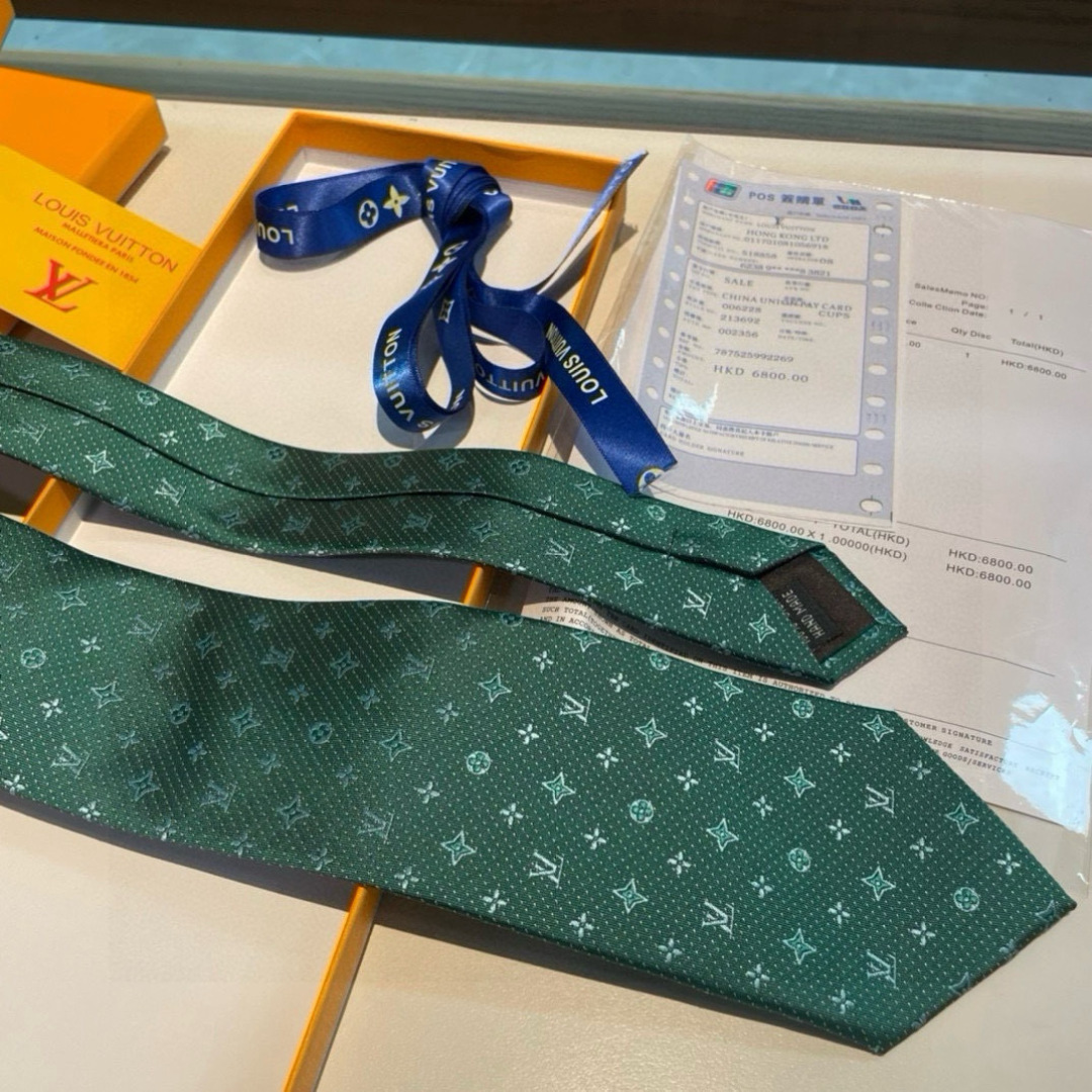 👏👏专柜同歩👔👔精致的小Logo提花，低调奢华大气的配色，这款领带将Lv标志性的Damier图案以同色调