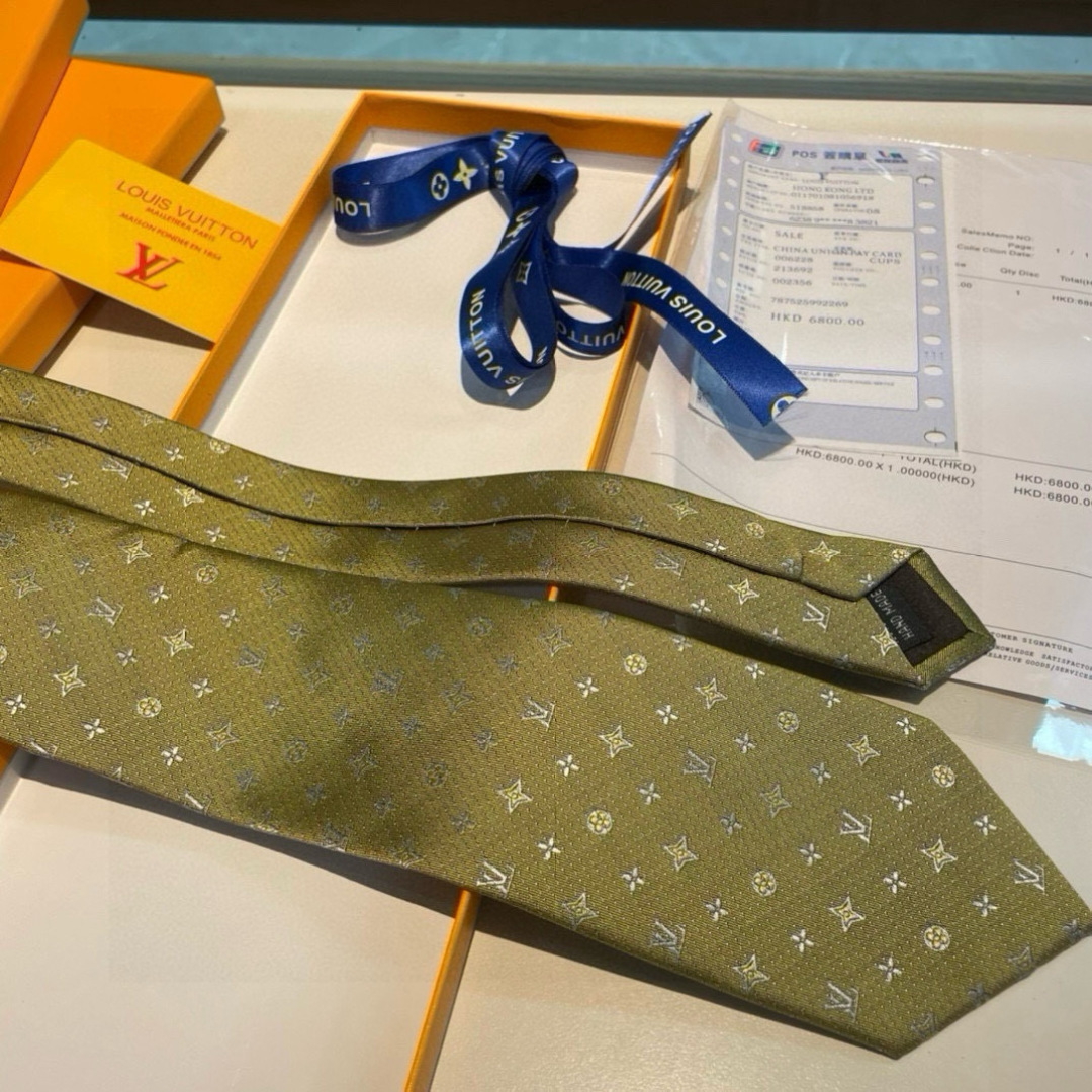 👏👏专柜同歩👔👔精致的小Logo提花，低调奢华大气的配色，这款领带将Lv标志性的Damier图案以同色调