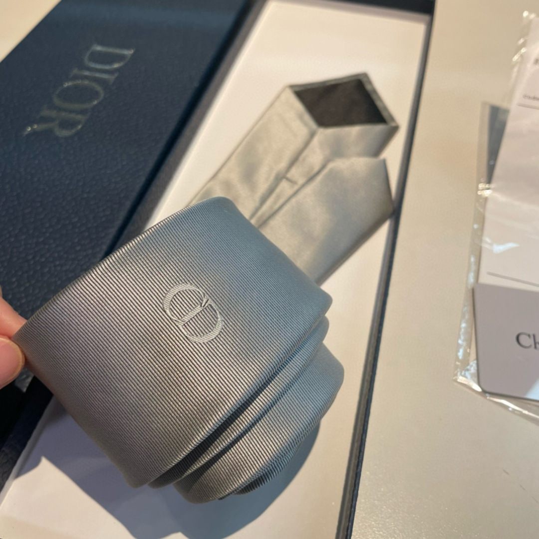 特 爆款到👏👏Do家新款领带 👔👔Dior男士【D家LOGO系列领带】，稀有😻😻展现精湛手工与时尚优雅的