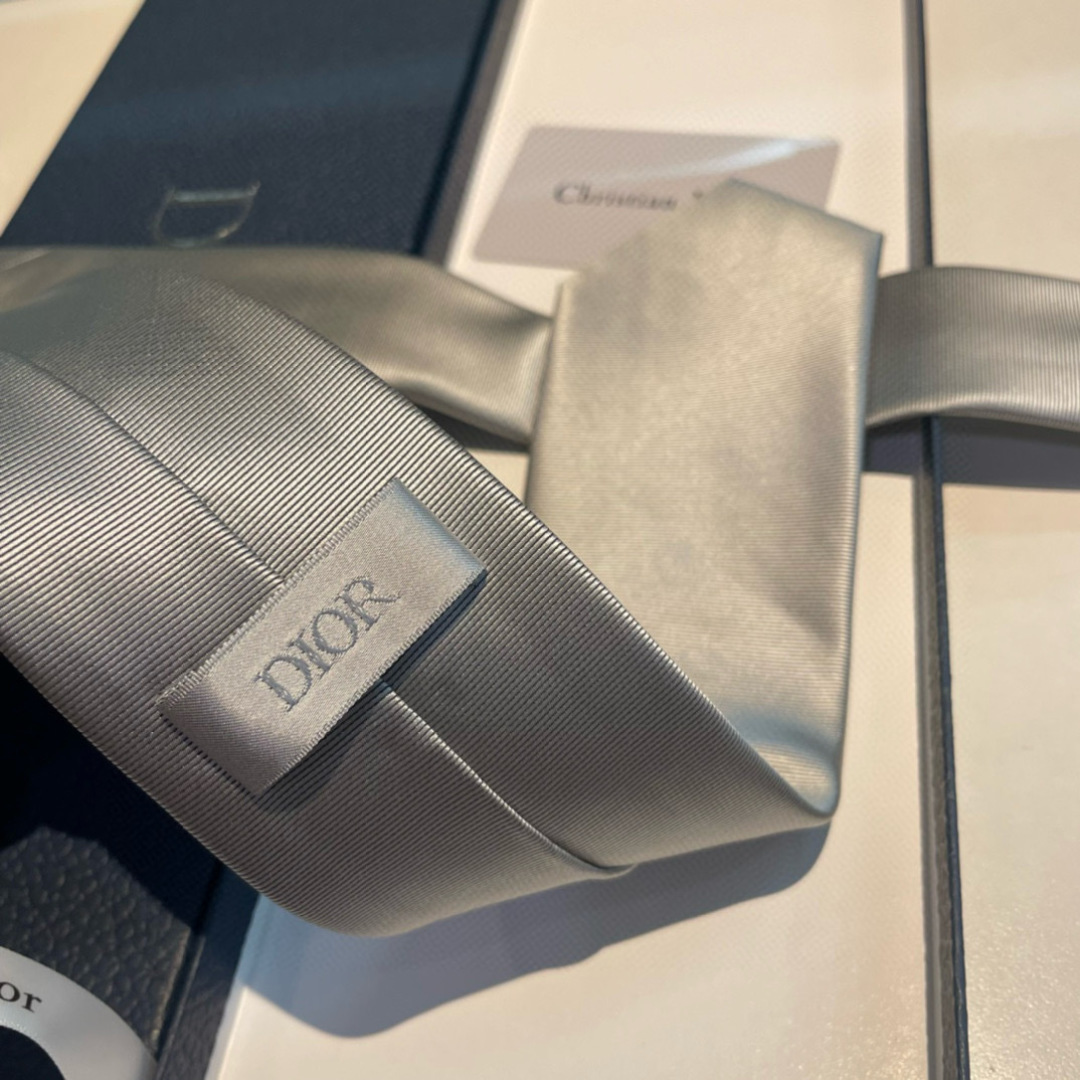 特 爆款到👏👏Do家新款领带 👔👔Dior男士【D家LOGO系列领带】，稀有😻😻展现精湛手工与时尚优雅的