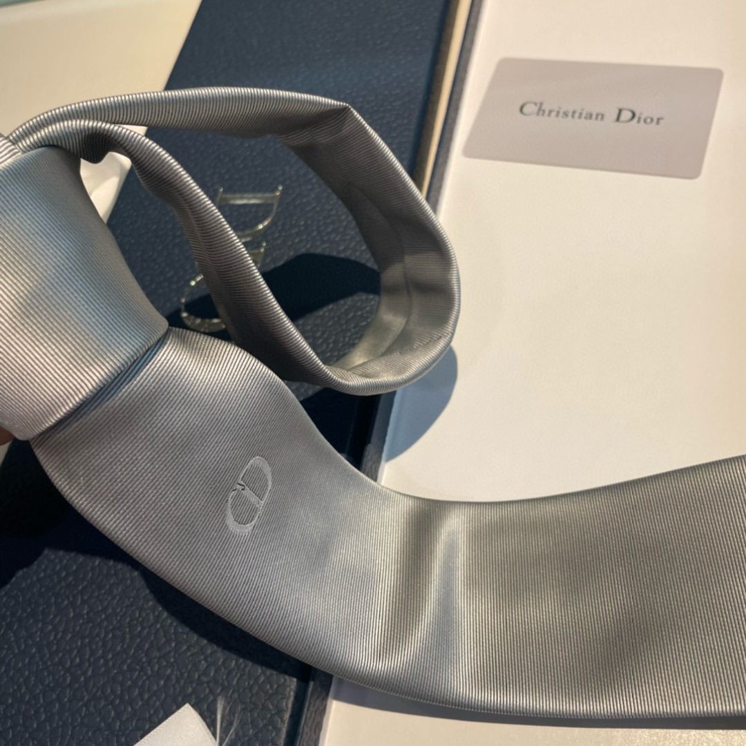 特 爆款到👏👏Do家新款领带 👔👔Dior男士【D家LOGO系列领带】，稀有😻😻展现精湛手工与时尚优雅的