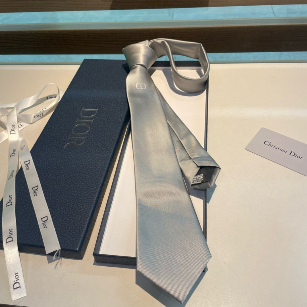 特 爆款到👏👏Do家新款领带 👔👔Dior男士【D家LOGO系列领带】，稀有😻😻展现精湛手工与时尚优雅的