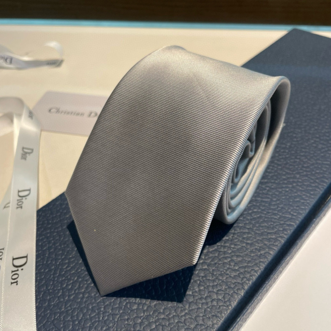 特 爆款到👏👏Do家新款领带 👔👔Dior男士【D家LOGO系列领带】，稀有😻😻展现精湛手工与时尚优雅的