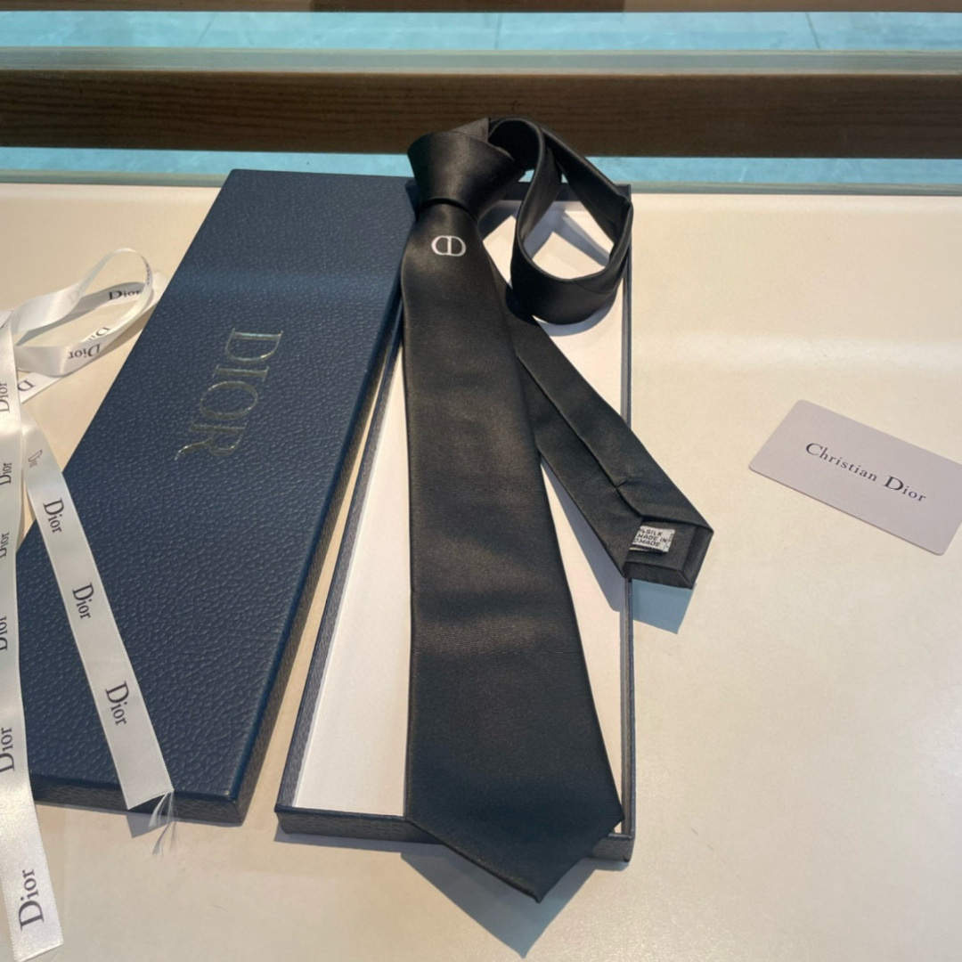 特 爆款到👏👏Do家新款领带 👔👔Dior男士【D家LOGO系列领带】，稀有😻😻展现精湛手工与时尚优雅的
