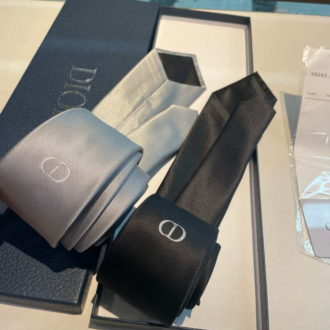 特 爆款到👏👏Do家新款领带 👔👔Dior男士【D家LOGO系列领带】，稀有😻😻展现精湛手工与时尚优雅的