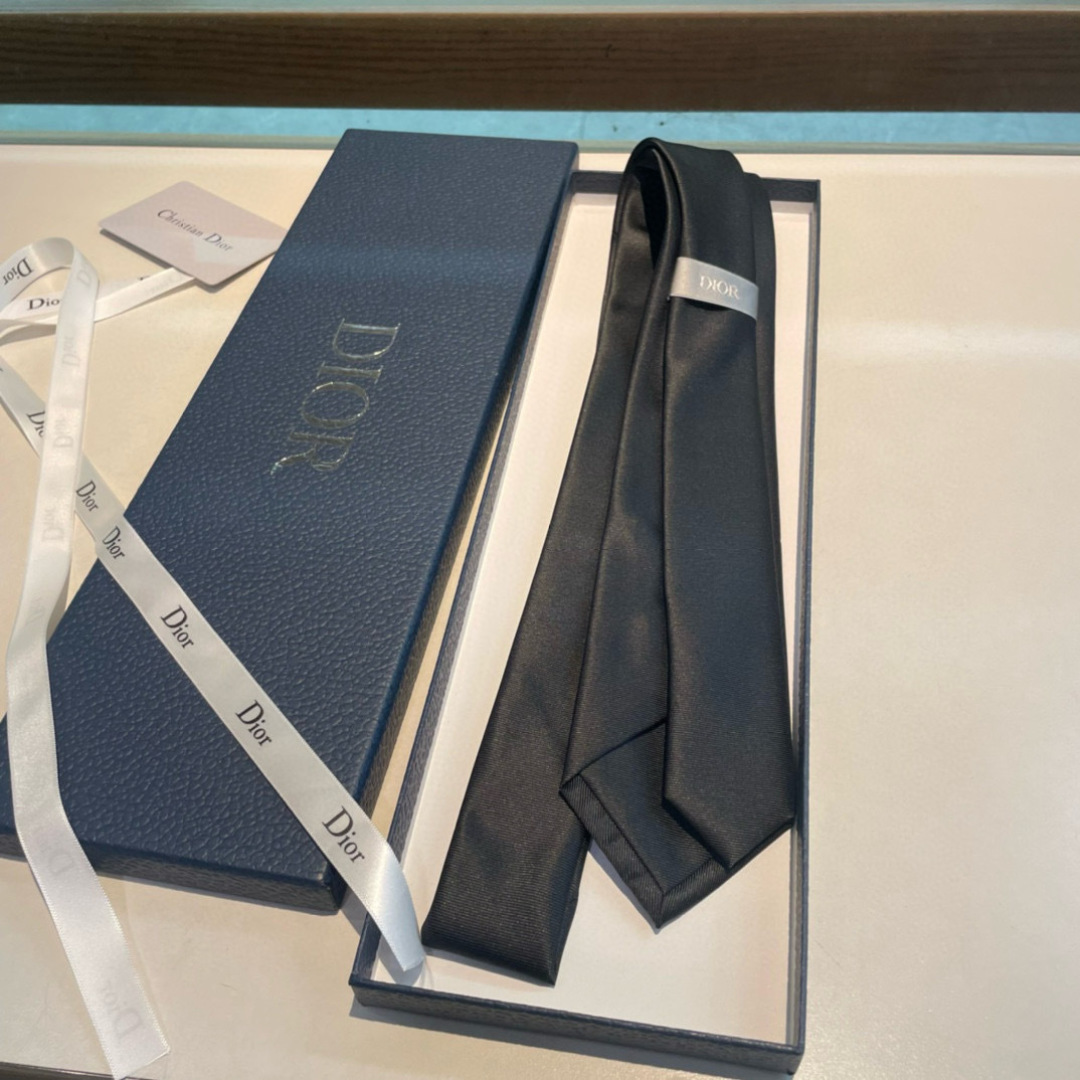 特 爆款到👏👏Do家新款领带 👔👔Dior男士【D家LOGO系列领带】，稀有😻😻展现精湛手工与时尚优雅的