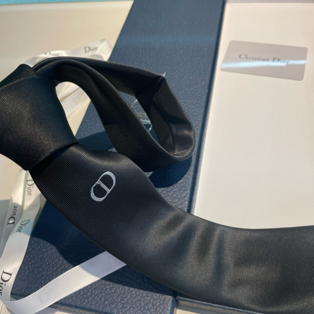 特 爆款到👏👏Do家新款领带 👔👔Dior男士【D家LOGO系列领带】，稀有😻😻展现精湛手工与时尚优雅的