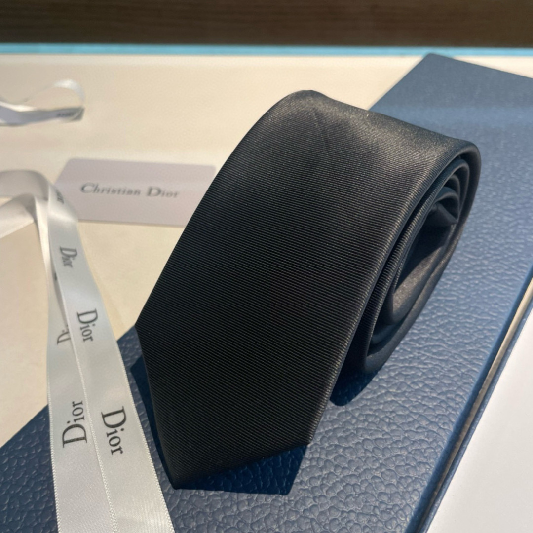 特 爆款到👏👏Do家新款领带 👔👔Dior男士【D家LOGO系列领带】，稀有😻😻展现精湛手工与时尚优雅的