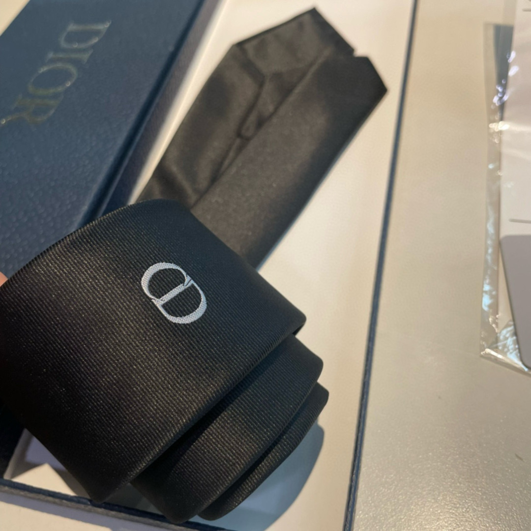 特 爆款到👏👏Do家新款领带 👔👔Dior男士【D家LOGO系列领带】，稀有😻😻展现精湛手工与时尚优雅的