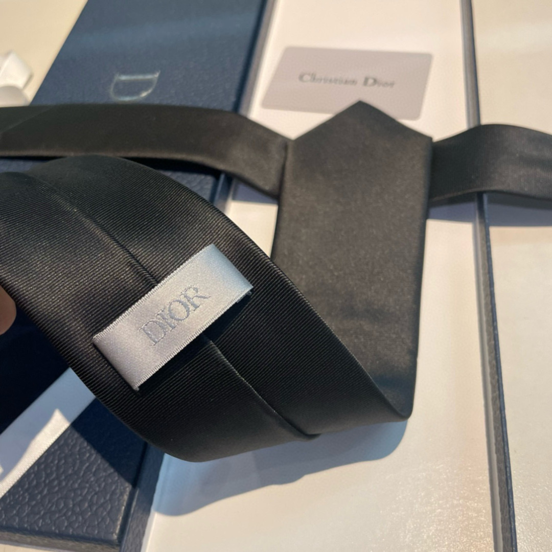 特 爆款到👏👏Do家新款领带 👔👔Dior男士【D家LOGO系列领带】，稀有😻😻展现精湛手工与时尚优雅的