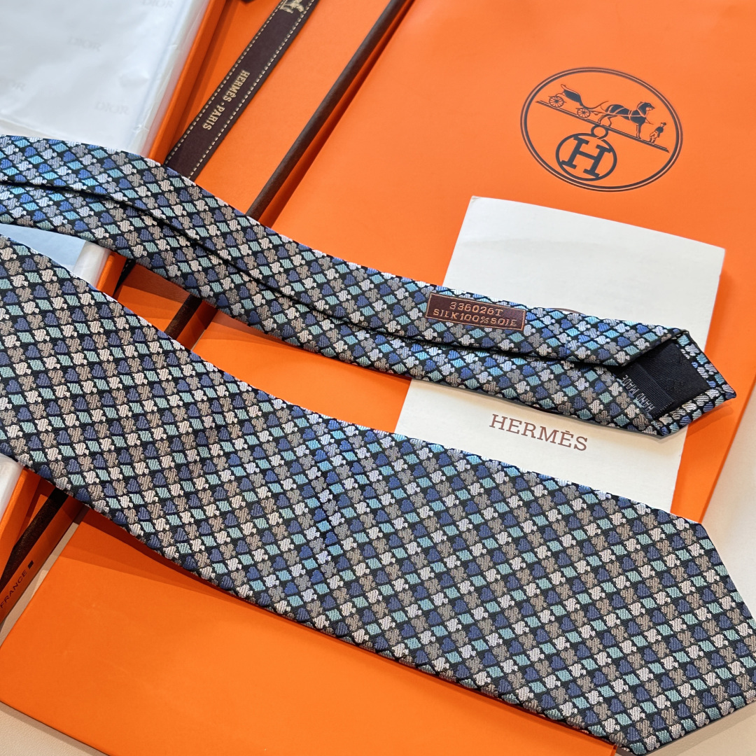 特 《纸牌游戏》爱马仕领带是每位男士衣橱中不可或缺的单品，也是一段故事的起源。仅有一条规则：享受佩戴它的