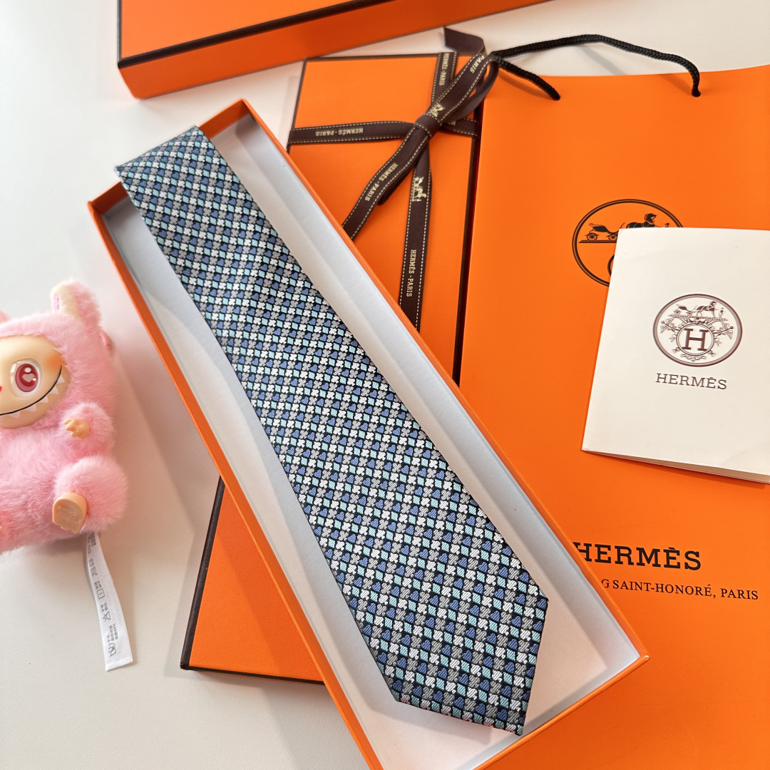 特 《纸牌游戏》爱马仕领带是每位男士衣橱中不可或缺的单品，也是一段故事的起源。仅有一条规则：享受佩戴它的