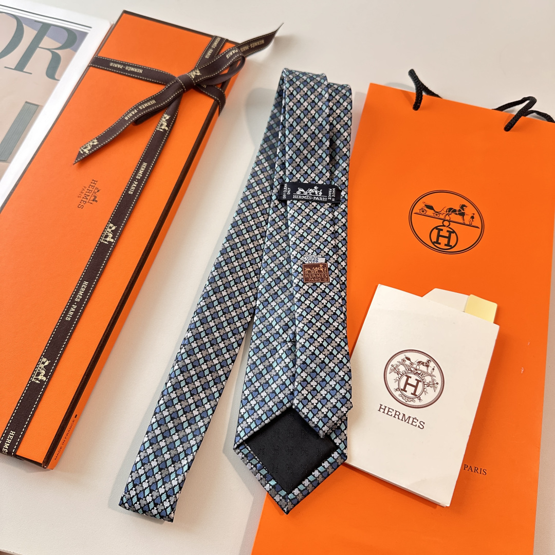 特 《纸牌游戏》爱马仕领带是每位男士衣橱中不可或缺的单品，也是一段故事的起源。仅有一条规则：享受佩戴它的