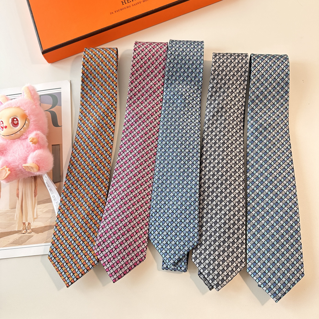 特 《纸牌游戏》爱马仕领带是每位男士衣橱中不可或缺的单品，也是一段故事的起源。仅有一条规则：享受佩戴它的