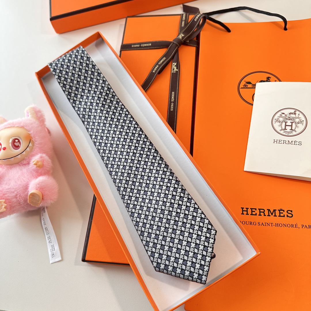 特 《纸牌游戏》爱马仕领带是每位男士衣橱中不可或缺的单品，也是一段故事的起源。仅有一条规则：享受佩戴它的