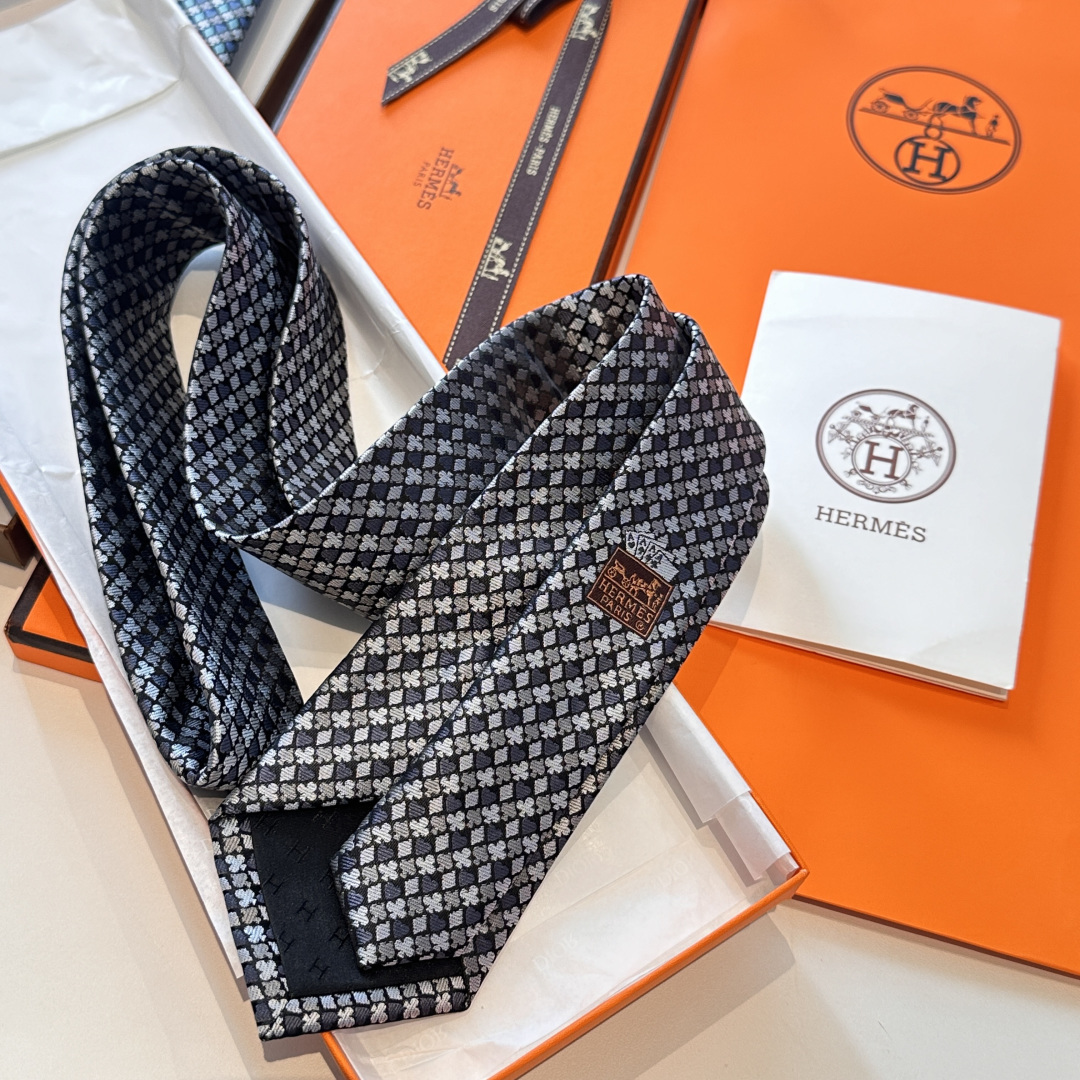 特 《纸牌游戏》爱马仕领带是每位男士衣橱中不可或缺的单品，也是一段故事的起源。仅有一条规则：享受佩戴它的