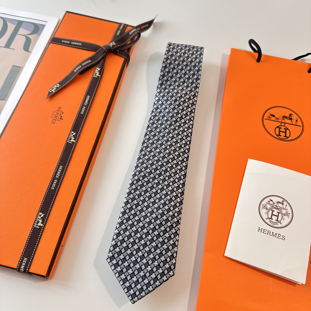 特 《纸牌游戏》爱马仕领带是每位男士衣橱中不可或缺的单品，也是一段故事的起源。仅有一条规则：享受佩戴它的