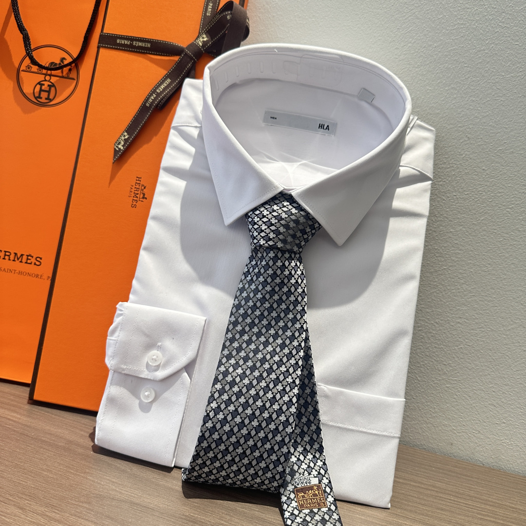 特 《纸牌游戏》爱马仕领带是每位男士衣橱中不可或缺的单品，也是一段故事的起源。仅有一条规则：享受佩戴它的