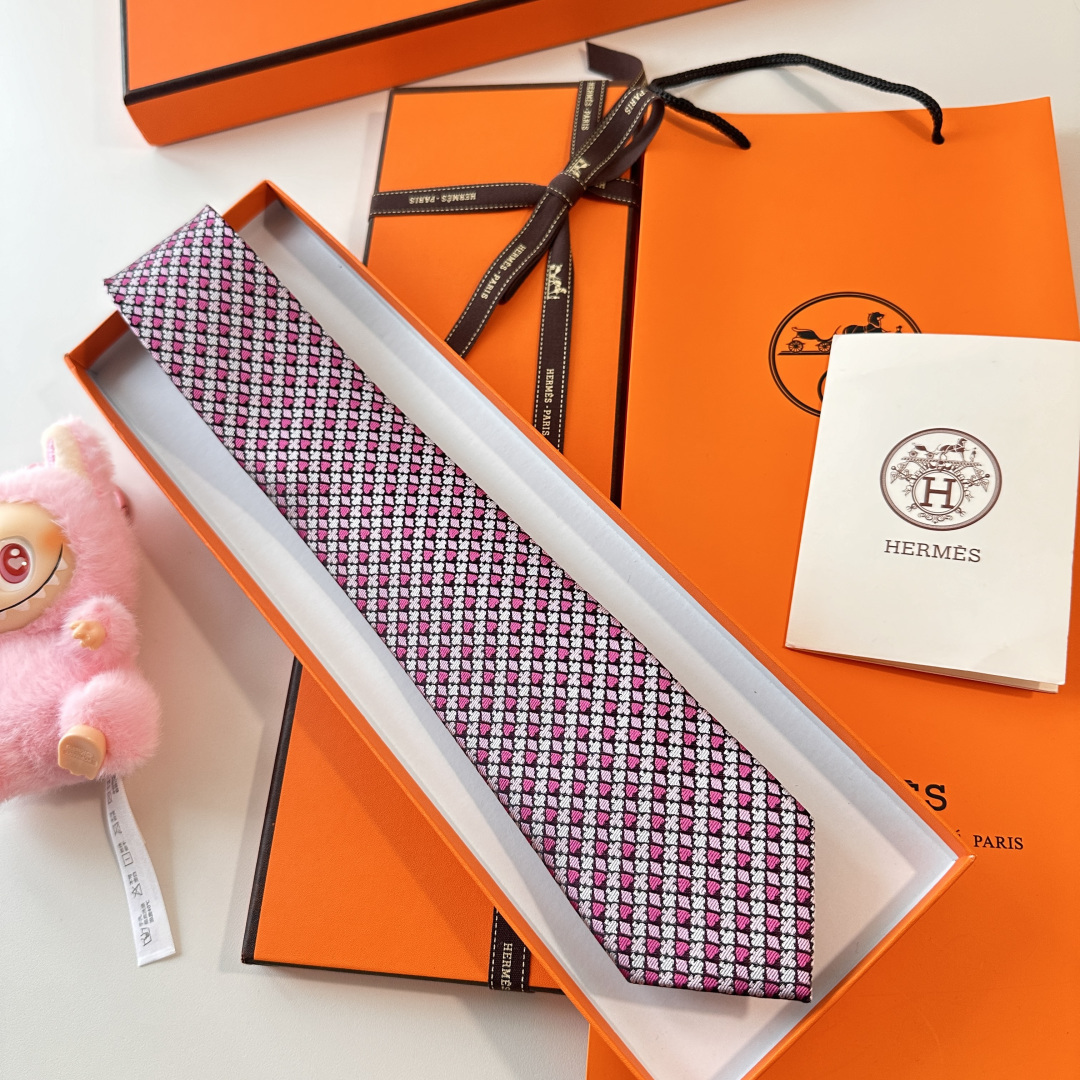 特 《纸牌游戏》爱马仕领带是每位男士衣橱中不可或缺的单品，也是一段故事的起源。仅有一条规则：享受佩戴它的