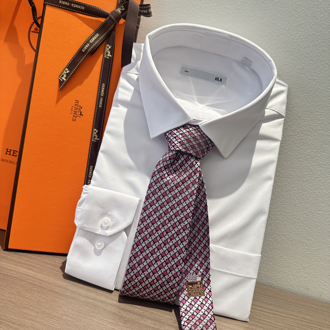 特 《纸牌游戏》爱马仕领带是每位男士衣橱中不可或缺的单品，也是一段故事的起源。仅有一条规则：享受佩戴它的