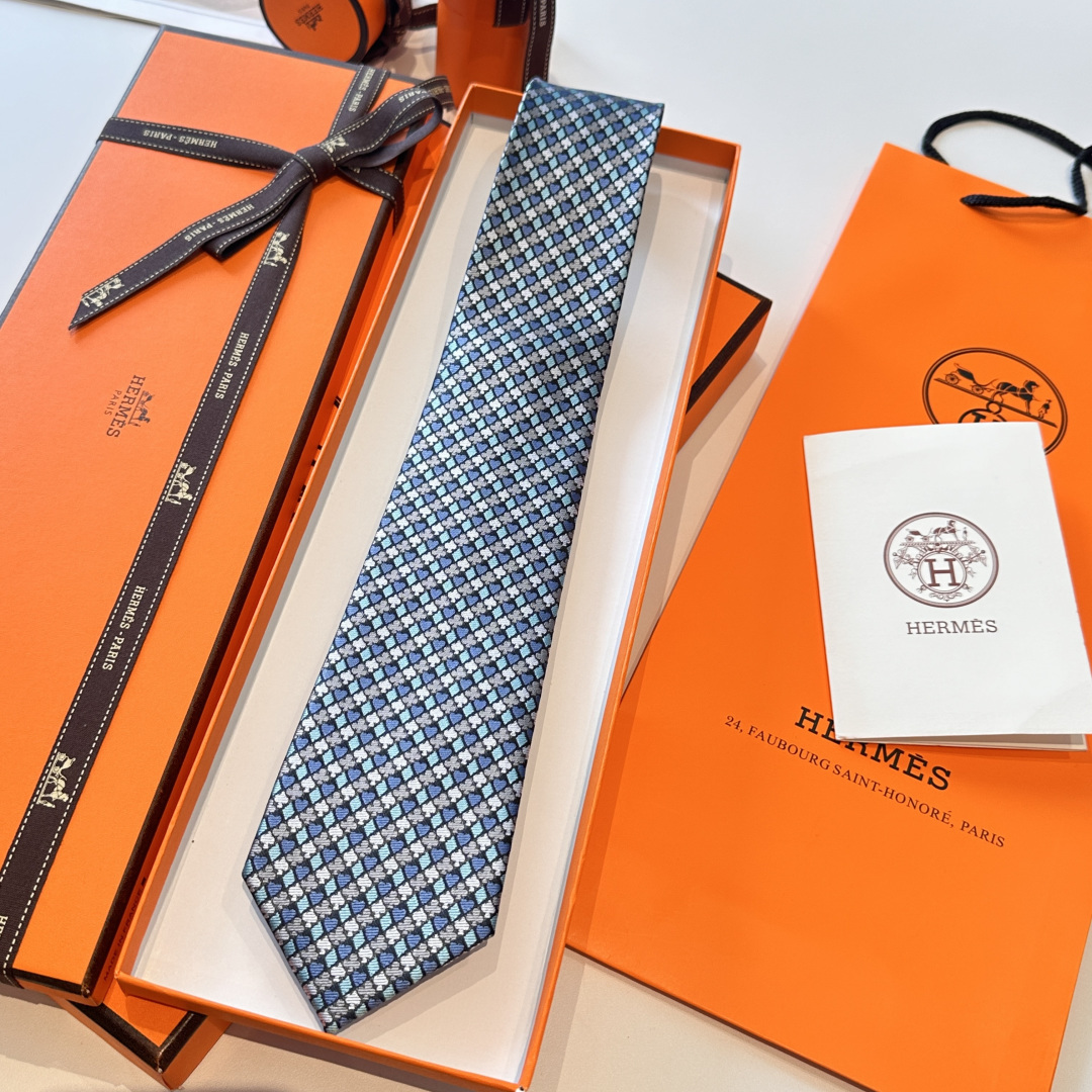 特 《纸牌游戏》爱马仕领带是每位男士衣橱中不可或缺的单品，也是一段故事的起源。仅有一条规则：享受佩戴它的