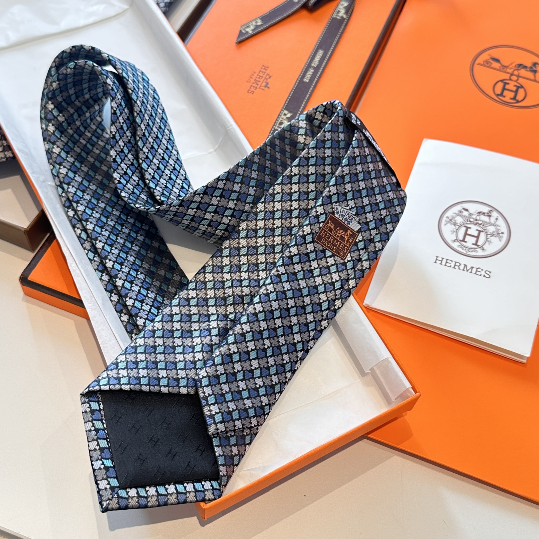 特 《纸牌游戏》爱马仕领带是每位男士衣橱中不可或缺的单品，也是一段故事的起源。仅有一条规则：享受佩戴它的