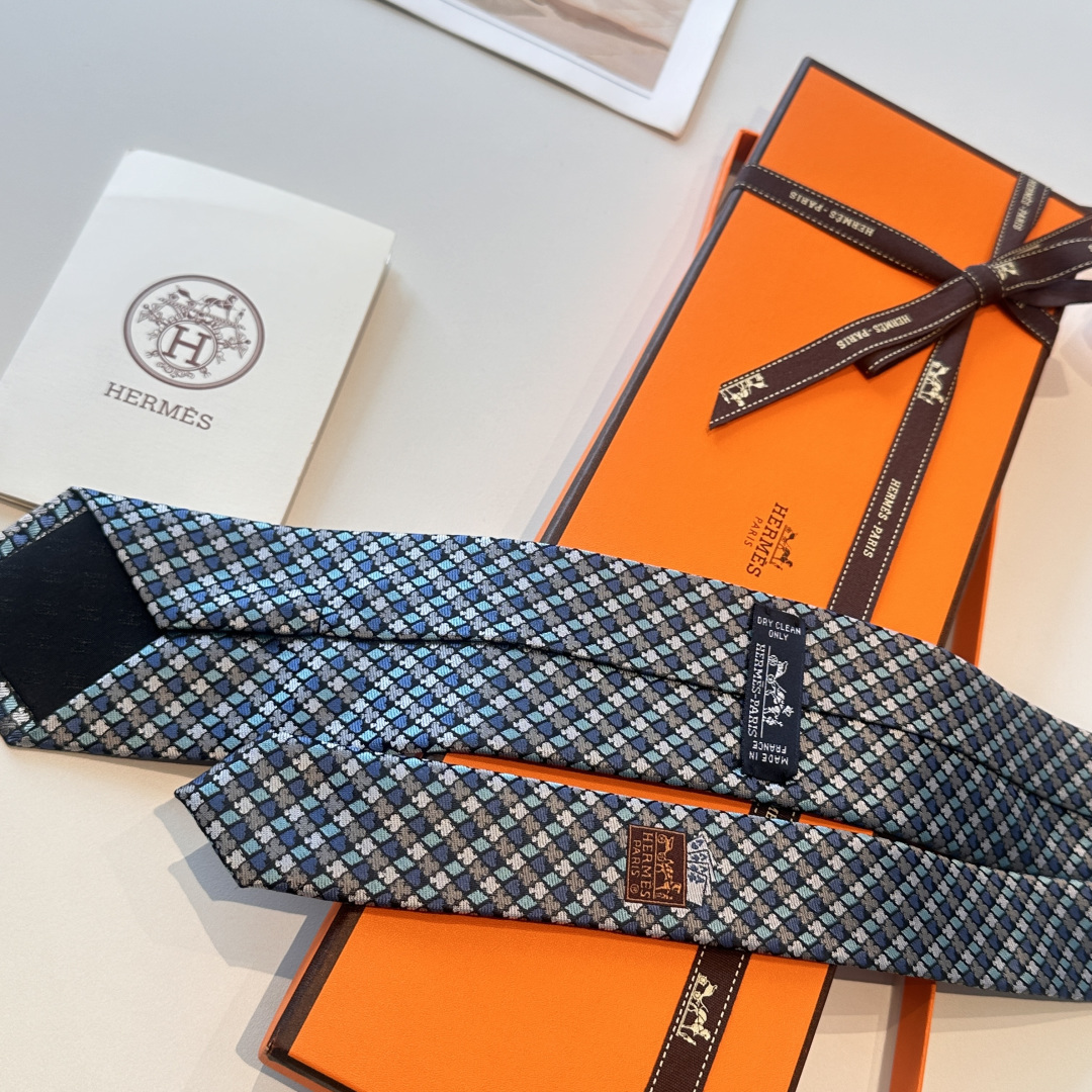 特 《纸牌游戏》爱马仕领带是每位男士衣橱中不可或缺的单品，也是一段故事的起源。仅有一条规则：享受佩戴它的