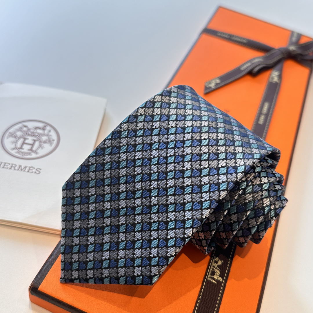 特 《纸牌游戏》爱马仕领带是每位男士衣橱中不可或缺的单品，也是一段故事的起源。仅有一条规则：享受佩戴它的